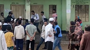 সরাইলে রুমিন ও জুনায়েদের সমর্থকদের হাতাহাতি, ১০ মিনিট ভোট বন্ধ