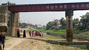 আখাউড়ায় রেলসেতু পার হতে গিয়ে ট্রেনে কাটা পড়ে নারীর মৃত্যু