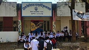 খণ্ডকালীন শিক্ষক অপসারণে শিক্ষার্থীদের ক্ষোভ, অধ্যক্ষের কক্ষে তালা