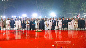শহীদ মিনারে প্রধান বিচারপতির শ্রদ্ধা
