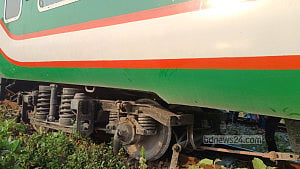 Mohanagar Express derails in Cumilla