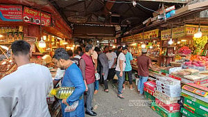 রোজার আগে খেজুরের বাজারে ভিড়ভাট্টা
