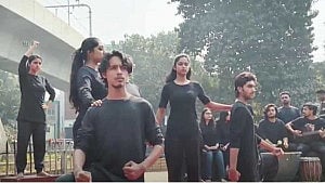রাজু ভাস্কর্যের পাদদেশে শহীদ স্মরণে ‘ভাষার ক্ষুধা’