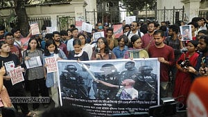 ঢাবি শিক্ষার্থীর ওপর ‘পুলিশি হামলার’ প্রতিবাদে শাহবাগ থানা ঘেরাও