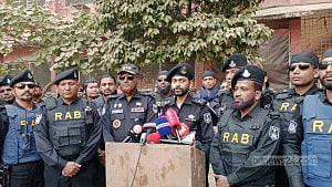 ভোটে টাকা লেনদেনের তথ্য পেলে ‘ব্যবস্থা নেবে’ র‍্যাব