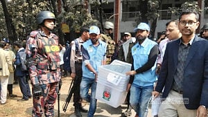 নির্বাচন: কেন্দ্রে যাচ্ছে ব্যালট পেপার