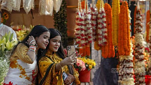 বসন্ত জাগ্রত দ্বারে