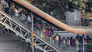 ফুটব্রিজে নষ্ট এস্কেলেটর, উধাও লোহার পাত