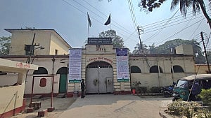 ভোটের লড়াইয়ে কারাবন্দি তিন প্রার্থী