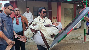 নাতির কোলে চড়ে ছেলেকে ভোট দিলেন শতবর্ষী সূর্যবানু