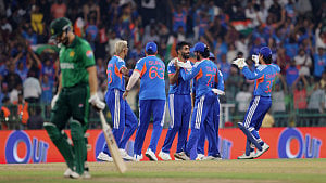 India thump Pakistan to reach Super 8