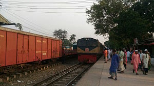 Mother, child killed under train in Tongi
