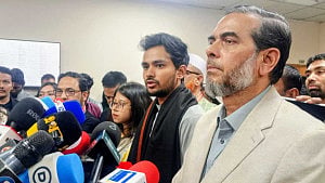 11-party alliance ‘surprised’ by mobile ban in polling centres