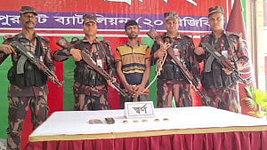 জয়পুরহাট সীমান্তে সোয়া কোটি টাকার সোনার বার জব্দ, গ্রেপ্তার ১