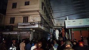 ২ ঘণ্টা পর নিয়ন্ত্রণে কারওয়ান বাজারের আগুন