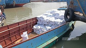 লক্ষ্মীপুরে পাচারকালে ৩০০ বস্তা সার জব্দ