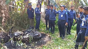 রাজৈরে একটি ভোটকেন্দ্রের পাশে মোটরসাইকেলে অগ্নিসংযোগ
