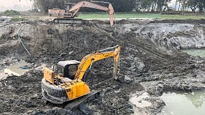 মানিকগঞ্জে কৃষি জমির টপসয়েল কাটায় লাখ টাকা জরিমানা