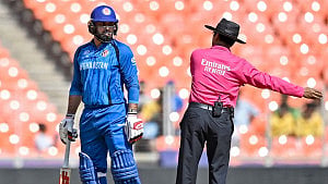 আম্পায়ারের নিদের্শ অমান্য করায় নাবির শাস্তি