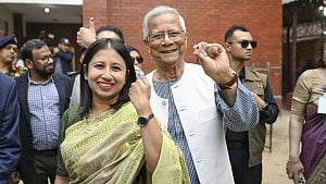 ভোটকেন্দ্রে প্রধান উপদেষ্টা