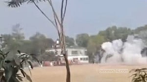 মুন্সীগঞ্জ-৩: মাকহাটি কেন্দ্রে কয়েক দফা ককটেল বিস্ফোরণ, গ্রেপ্তার ৫