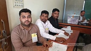 ময়মনসিংহে প্রকাশ্যে ভোট, সহকারী প্রিজাইডিং কর্মকর্তা বরখাস্ত
