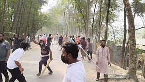 হাতিয়ায় বিএনপি-এনসিপি কর্মীদের সংঘর্ষ, সড়কে অবস্থান হান্নান মাসউদের