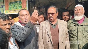 BNP leader ‘unlocks’ AL office in Panchagarh