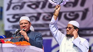 জামায়াতের এক পাল্লায় ‘গোপনে’ আমেরিকা, আরেক পাল্লায় ভারত: চরমোনাই পীর