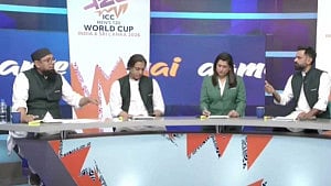 নাওয়াজকে নিয়ে টিভি অনুষ্ঠানে তর্কে জড়ালেন হাফিজ ও সাকলাইন