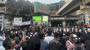 পুলিশের সঙ্গে সংঘর্ষের পর শাহবাগ অবরোধে ইনকিলাব মঞ্চ
