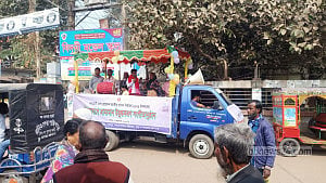 ভোটারদের উৎসাহিত করতে শেরপুরের পথে পথে ভ্রাম্যমাণ সংগীতানুষ্ঠান