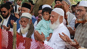 রেজাউলের সন্তানকে কোলে নিয়ে কবর জিয়ারত করলেন জামায়াত আমির