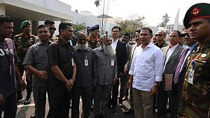 কার্যালয়ের পুরনো কর্মচারীদের কাছে ডেকে কথা বললেন প্রধানমন্ত্রী