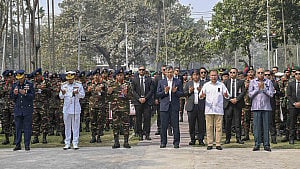 পিলখানায় নিহতদের কবরে রাষ্ট্রপতি ও প্রধানমন্ত্রীর শ্রদ্ধা