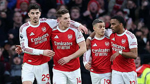 Arsenal outclass Sunderland to extend lead