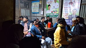 Tea-time talk reflects mixed mood on polls
