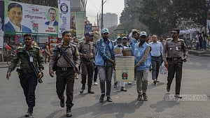 ভোটের সামগ্রী বিতরণ