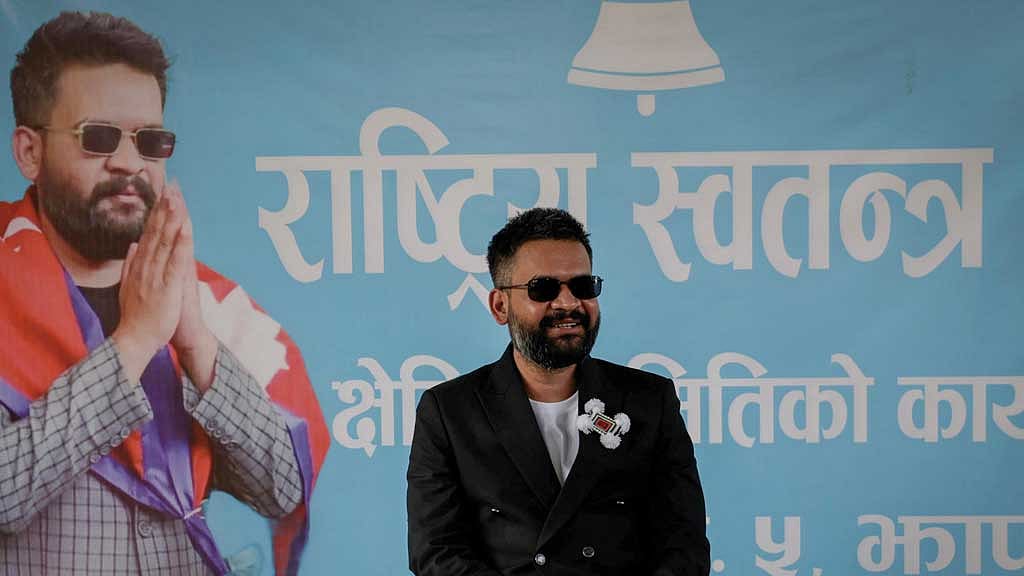 সাবেক প্রধানমন্ত্রী কেপি শর্মা ওলির সঙ্গে প্রতিদ্বন্দ্বিতা করছেন বালেন্দ্র শাহ। ছবি: রয়টার্স