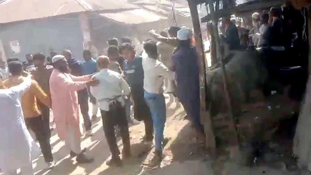 ভোলার দৌলতখানে মঙ্গলবার নির্বাচনি প্রচারণাকে কেন্দ্র করে বিএনপি ও জামায়াতে ইসলামীর নেতাকর্মীদের মধ্যে সংঘর্ষ বাঁধে।