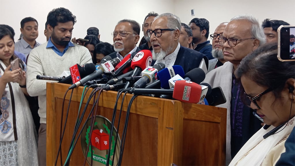 বিএনপির নির্বাচন পরিচালনা কমিটির চেয়ারম্যান নজরুল ইসলাম খান রোববার আবার ভোটার স্থানান্তর নিয়ে ইসিতে অভিযোগ করেন।