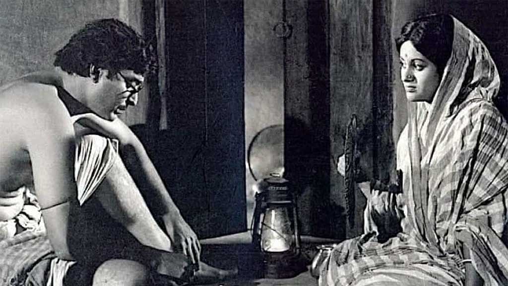 সত্যজিৎ রায়ের ‘অশনি সংকেত’ চলচ্চিত্রের একটি দৃশ্যে ববিতা ও সৌমিত্র চট্টোপাধ্যায়।