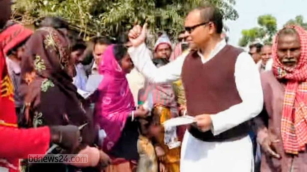 চাঁপাইনবাবগঞ্জ-২ (নাচোল, গোমস্তাপুর, ভোলাহাট) আসনের বিএনপি প্রার্থী আমিনুল ইসলাম গণসংযোগ চালাচ্ছেন।  