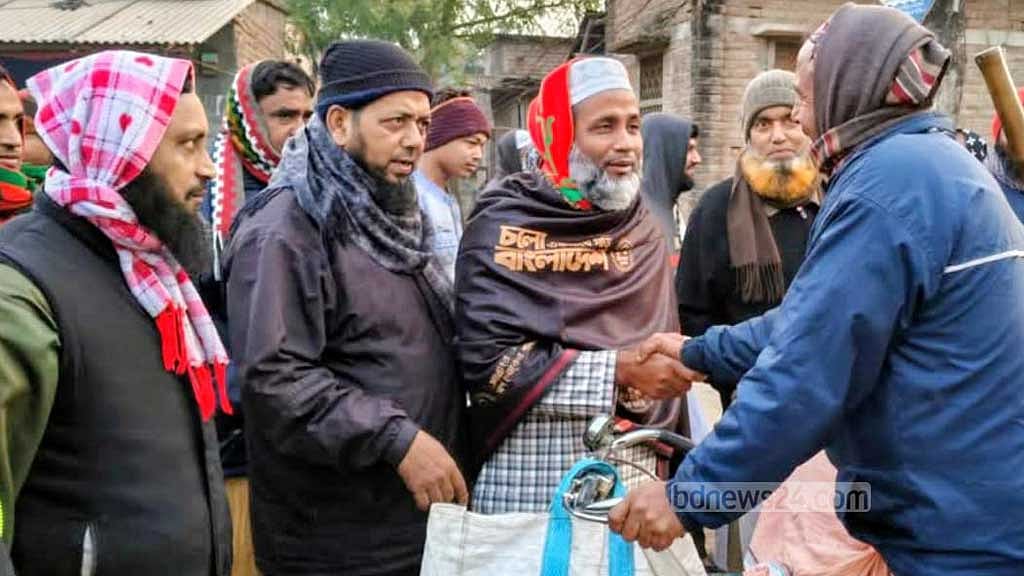 চাঁপাইনবাবগঞ্জ-২ (নাচোল, গোমস্তাপুর, ভোলাহাট) আসনের জামায়তে ইসলামীর প্রার্থী মিজানুর রহমান প্রচার চালাচ্ছেন। 