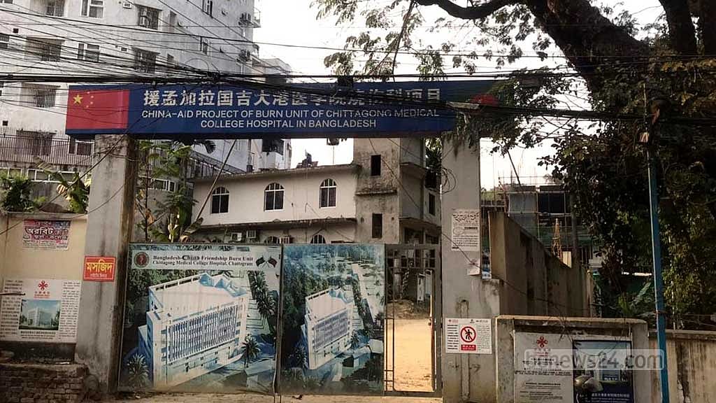 চট্টগ্রাম মেডিকেল কলেজ হাসপাতালের বর্তমান ২৬ শয্যার বার্ন ইউনিটে নেই আইসিইউ সুবিধা। তাই গুরুতর রোগীদের পাঠাতে হয় ঢাকায়। ছবি: সুমন বাবু।