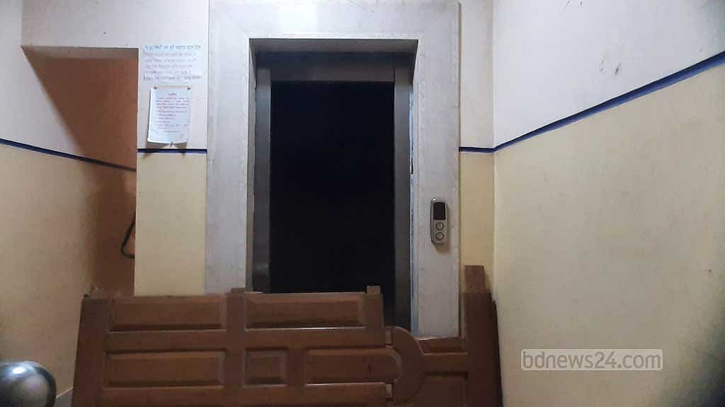 বিস্ফোরণের ঘটনায় ‘হালিম মঞ্জিল’ ভবনের লিফটের দরজা ভেঙে যায়