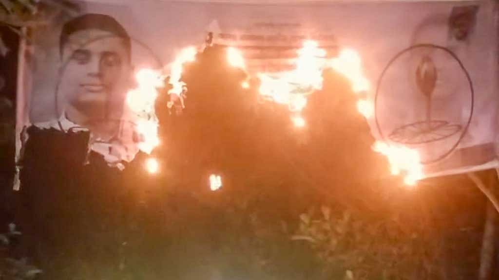 কুমিল্লার দেবিদ্বারে সোমবার রাতে জাতীয় নাগরিক পার্টি-এনসিপির প্রার্থী হাসনাত আবদুল্লাহর নির্বাচনি ব্যানারে অগ্নিসংযোগ করা হয়।