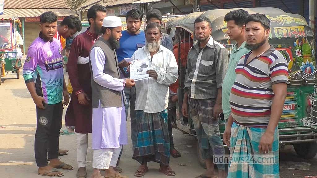 ট্রাক প্রতীকে ভোট চাইছেন গণঅধিকার পরিষদের প্রার্থী জসিম উদ্দিন।