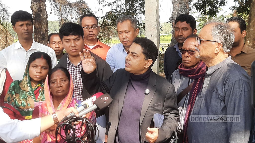 রাউজানের সুলতানপুর পরিদর্শনে যাওয়া প্রতিনিধি দল।