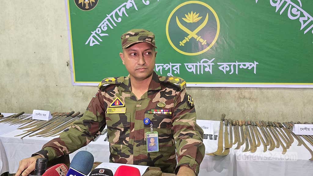 ফরিদপুরে শনিবার পুকুর সেচে উদ্ধার হওয়া সাতটি আগ্নেয়াস্ত্রসহ দেশি অস্ত্র।